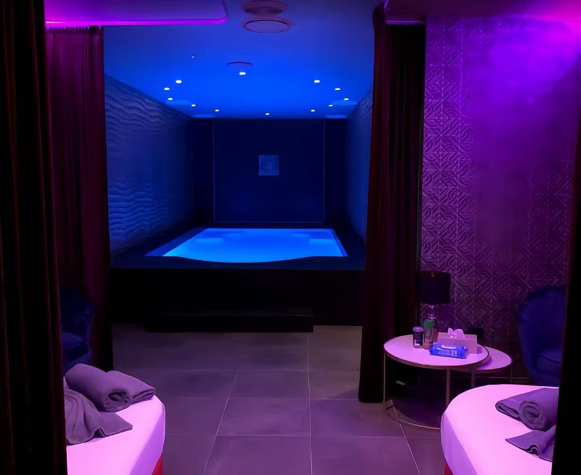 239 Liverpool spa room